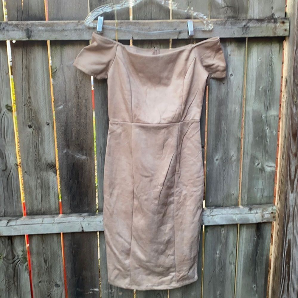Love Chelsea mocha off shoulder dress sz. M NWT